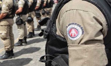 Homem negro é abordado por PM enquanto entrava na própria casa na BA