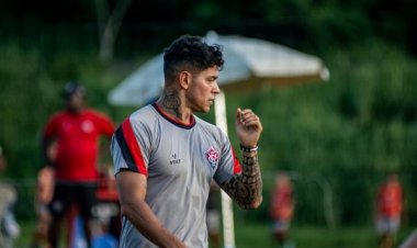 Meia do Vitória, Giovanni Augusto fratura a costela e é hospitalizado