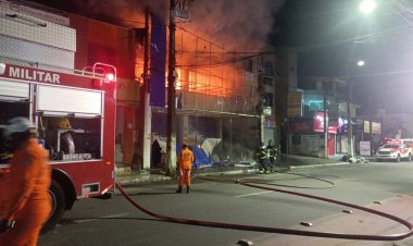 Incêndio destrói loja de eletrodomésticos em Simões Filho; veja vídeos