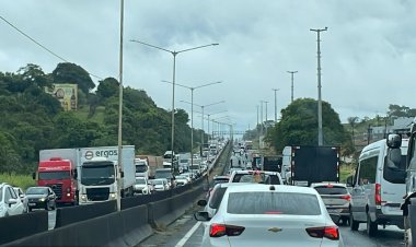 BR-324 é travada por acidente com morte e pane em veículo; congestionamento impressiona