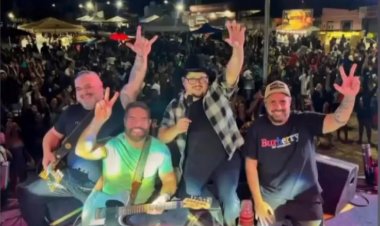 Grupo Seu Maxixe "sacode" a Praça Bule Bule em show na cidade de Antônio Cardoso