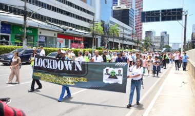 Servidores municipais protestam na avenida Tancredo Neves