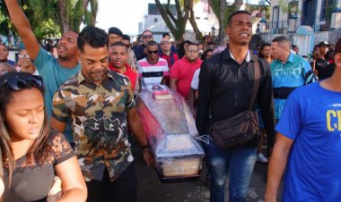 Sob comoção, corpo da cantora gospel Sara Mariano é enterrado em Salvador