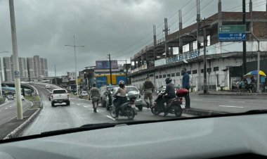 Interdição no viaduto Raul Seixas causa engarrafamento na Av. ACM