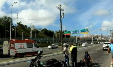 Motociclista do Samu adormece em garupa de moto na Avenida Paralela