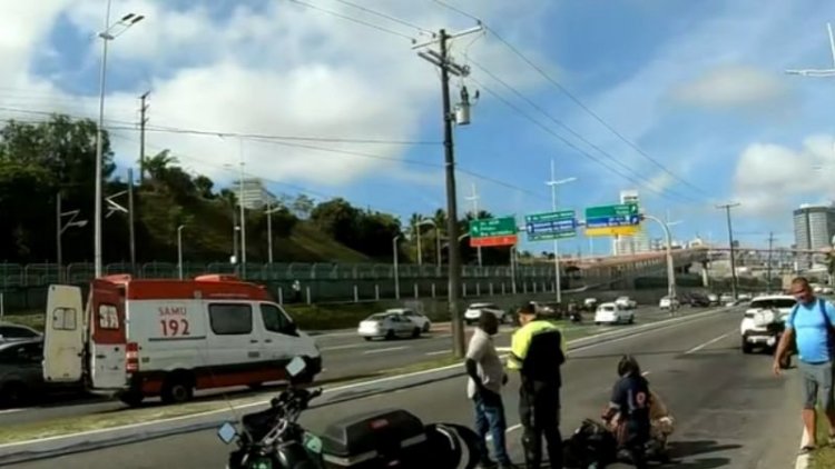 Motociclista do Samu adormece em garupa de moto na Avenida Paralela