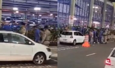 Elenco do Bahia é alvo de protestos no desembarque em Salvador após derrota