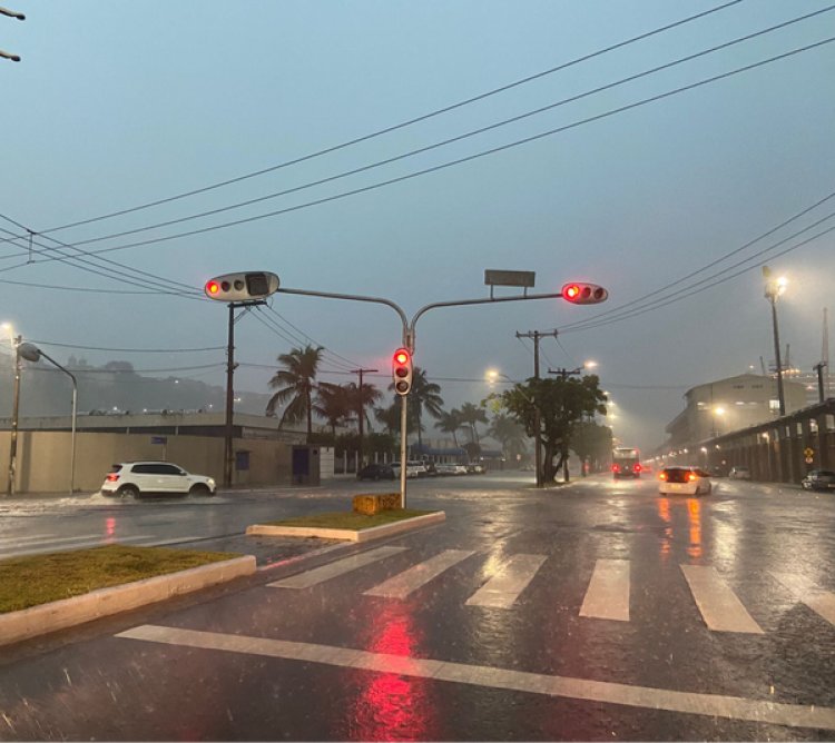 Chuvas, raios e trovões: Salvador registra rajadas de vento acima de 63 km/h