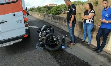 Jovem fica gravemente ferido após batida entre carro e moto