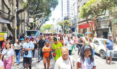 Servidores protestam em Salvador por aumento no valor recebido durante trabalho no carnaval