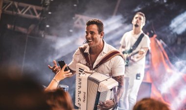 Forró do Tico anima o Camarote da PM na Avenida no Carnaval de Salvador na segunda-feira