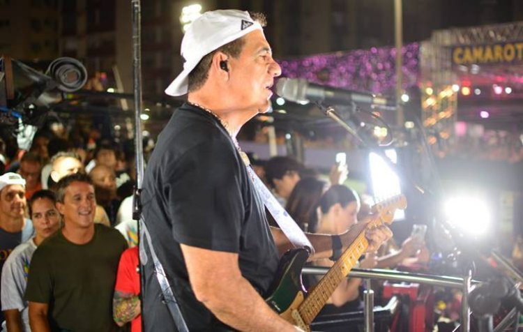 Durval Lélys, ícone do axé mais uma vez, deixando uma marca no Carnaval de Salvador