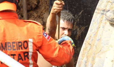 Trabalhador é resgatado após passar mais de 8 horas preso em tubulação de rede esgoto em Saramandaia