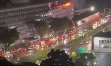 Incêndio atinge prédio no bairro do Comércio, em Salvador