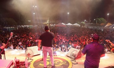 Zezo faz parada para se apresentar em Oliveira dos Brejinhos