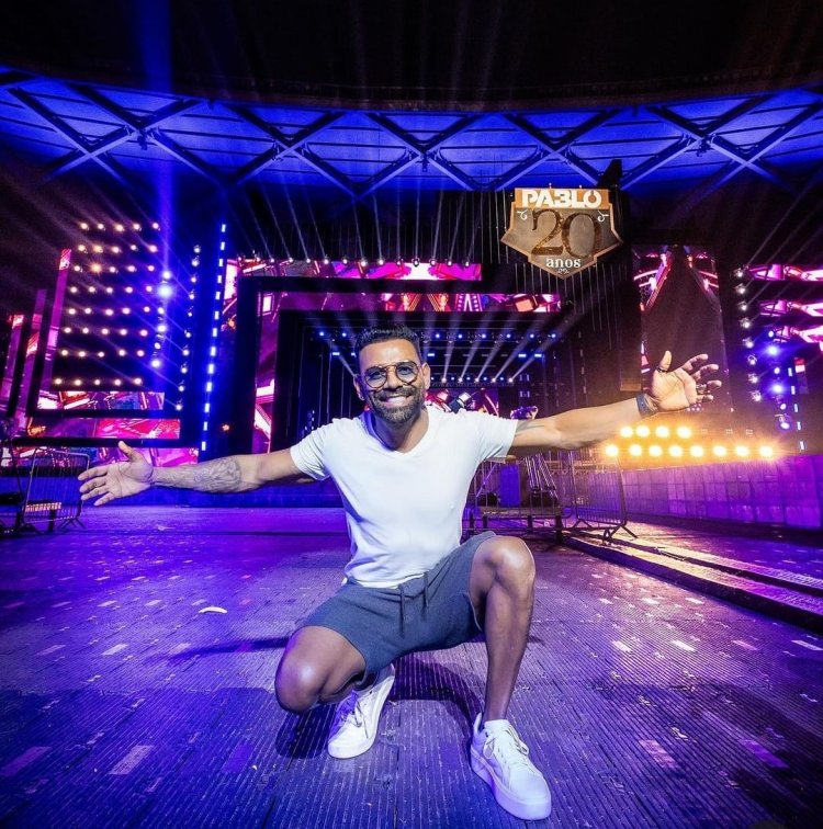 Show de Pablo encanta público na Festa da Cidade em Santa Cruz da Vitória