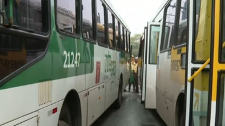 Acidente entre dois ônibus deixa ao menos 12 pessoas feridas em Salvador