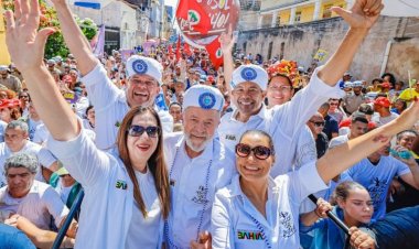 Lula desfila ao lado de pré-candidato de Salvador em evento na Bahia
