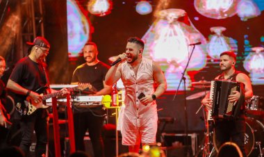 Carnaval: Dan Valente agita público no Pelourinho, em Salvador