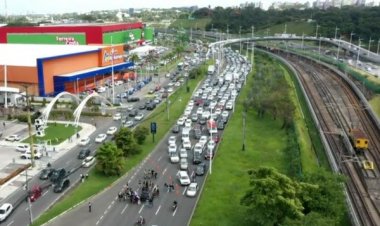 Mães de crianças com microcefalia protestam a favor de aprovação de PL em uma das maiores avenidas de Salvador