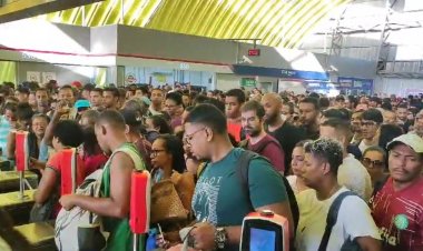 Estações e passarelas ficam lotadas após registro de lentidão no metrô; caso provocou aglomeração em ônibus