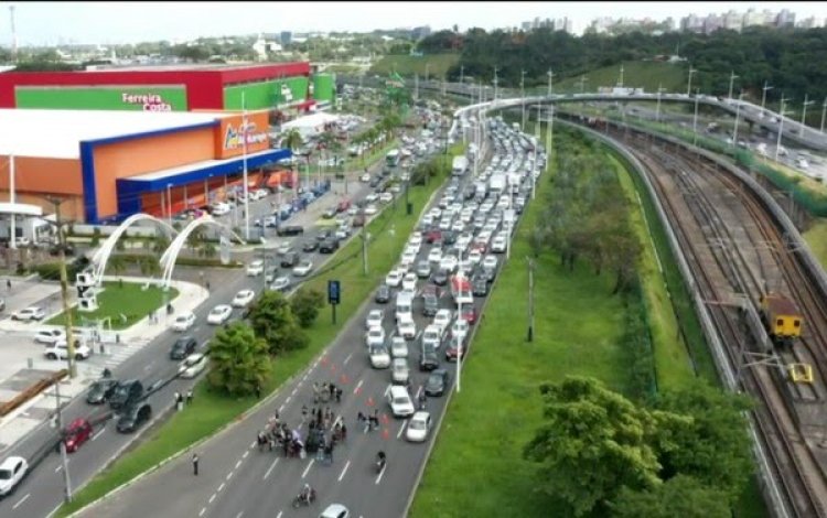 Mães de crianças com microcefalia protestam a favor de aprovação de PL em uma das maiores avenidas de Salvador