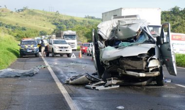 Três passageiros morrem em acidente com van que levava pacientes para Salvador