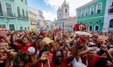 Pelourinho ficou vermelho: multidão toma conta do Largo em homenagem a Santa Bárbara