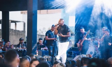 Escandurras emociona público em show no Clube Social de Camaçari