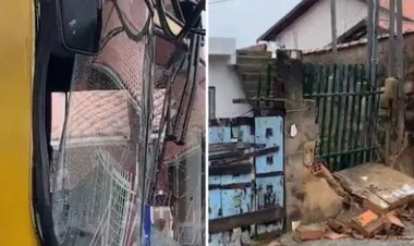 Ônibus bate em muro no subúrbio de Salvador e deixa três feridos