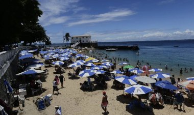 Leitores acham cara cobrança de R$ 60 por cadeiras e sombreiro no Porto da Barra: 'Minha canga, zero reais'