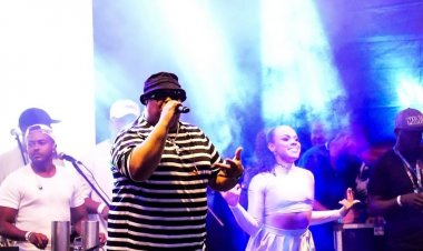 Pagode do Segredo leva multidão ao show gratuito em Feira de Santana