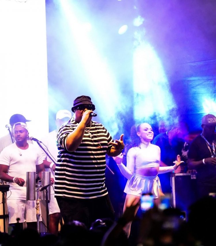 Pagode do Segredo leva multidão ao show gratuito em Feira de Santana