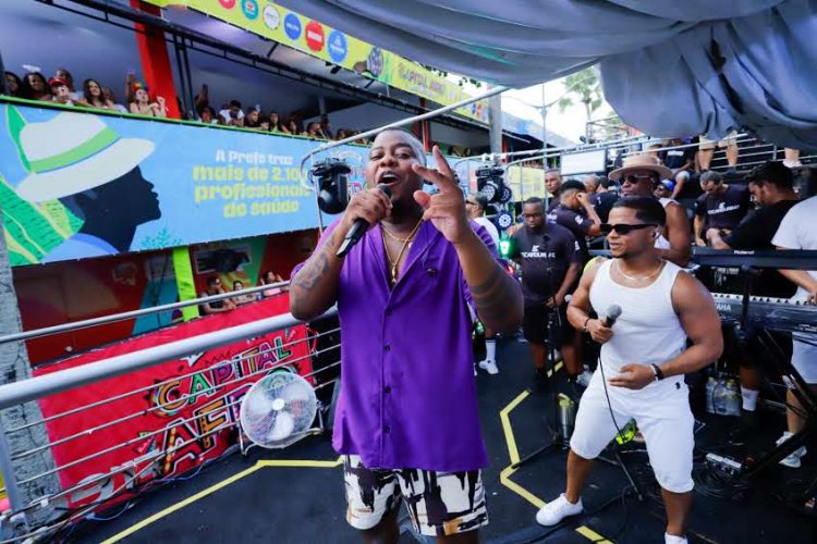 Escandurras arrasta multidão no Carnaval de Conde (BA) com show contagiante no domingo de folia