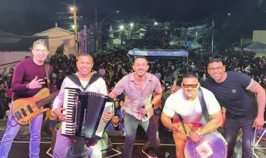 São Pedro de Crispinópolis arrasta multidão com show dos Meninos de Seu Zeh em Tanquinho