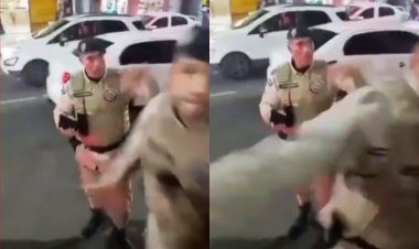 Policial militar dá tapa na cara de homem durante protesto em Salvador