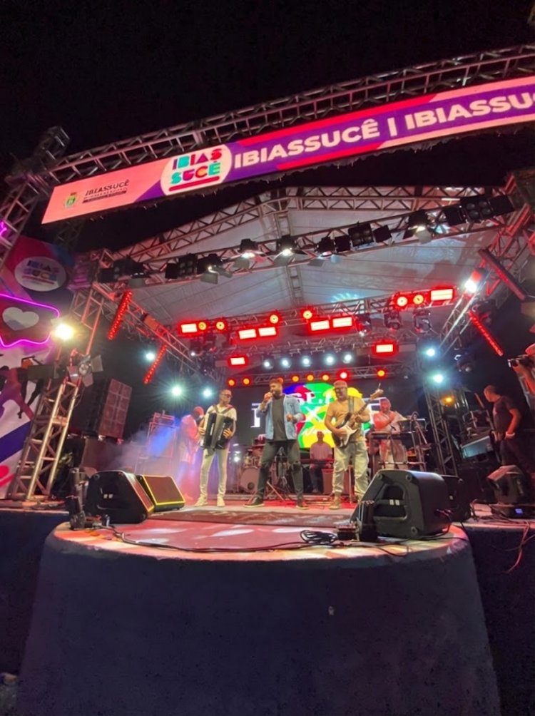 Show da banda Seu Maxixe anima público em Ibiassucê
